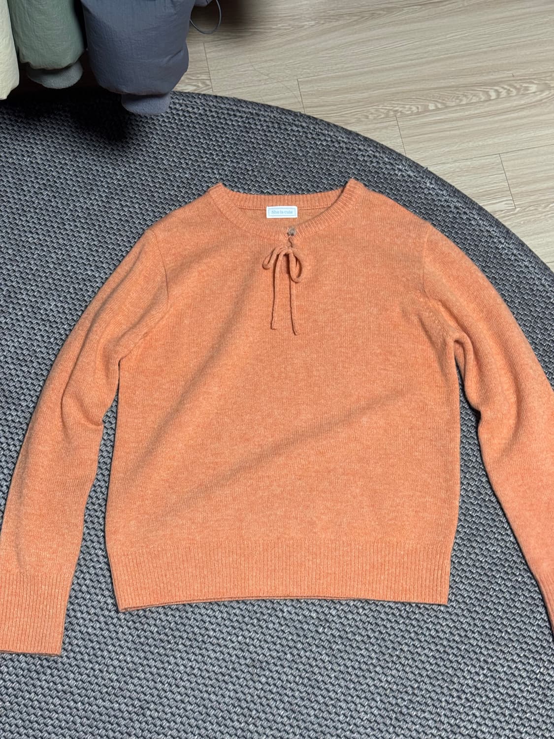 쉬이즈큐트 베지스웨터 캐럿 색상 팝니다 상품이미지2