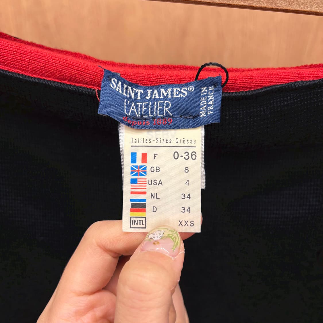 세인트 제임스 미디 스커트 사이드 버튼 레드 닻 디테일 블랙 상품이미지8