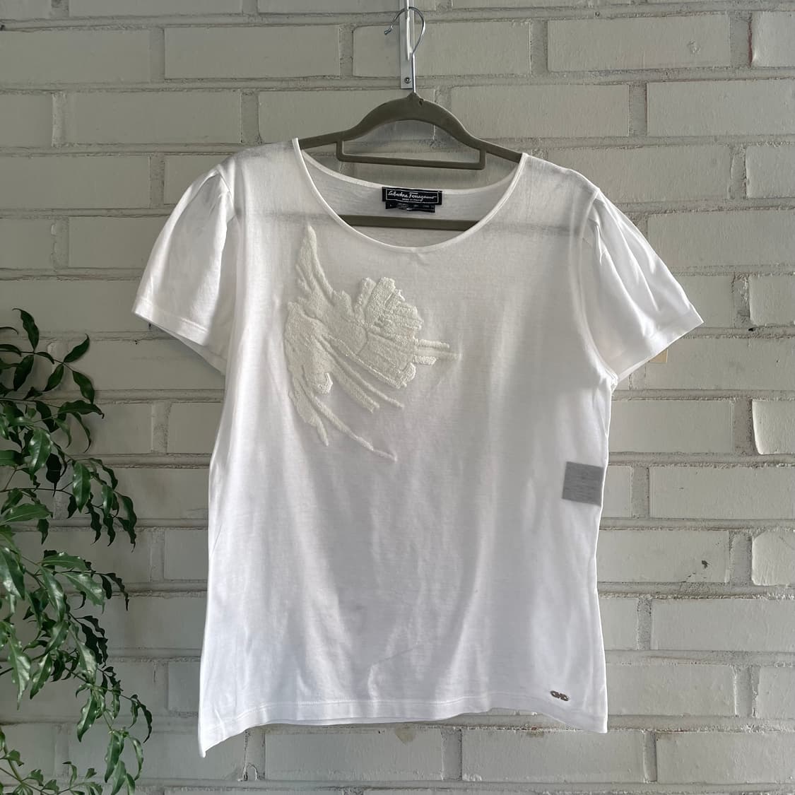 페라가모 화이트 자수 반팔 티셔츠 상품이미지1