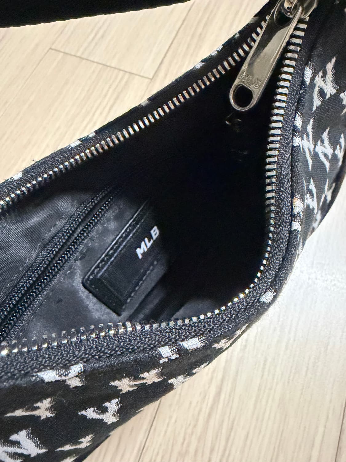 MLB 숄더백 모노그램 자가드 호보백 상품이미지4