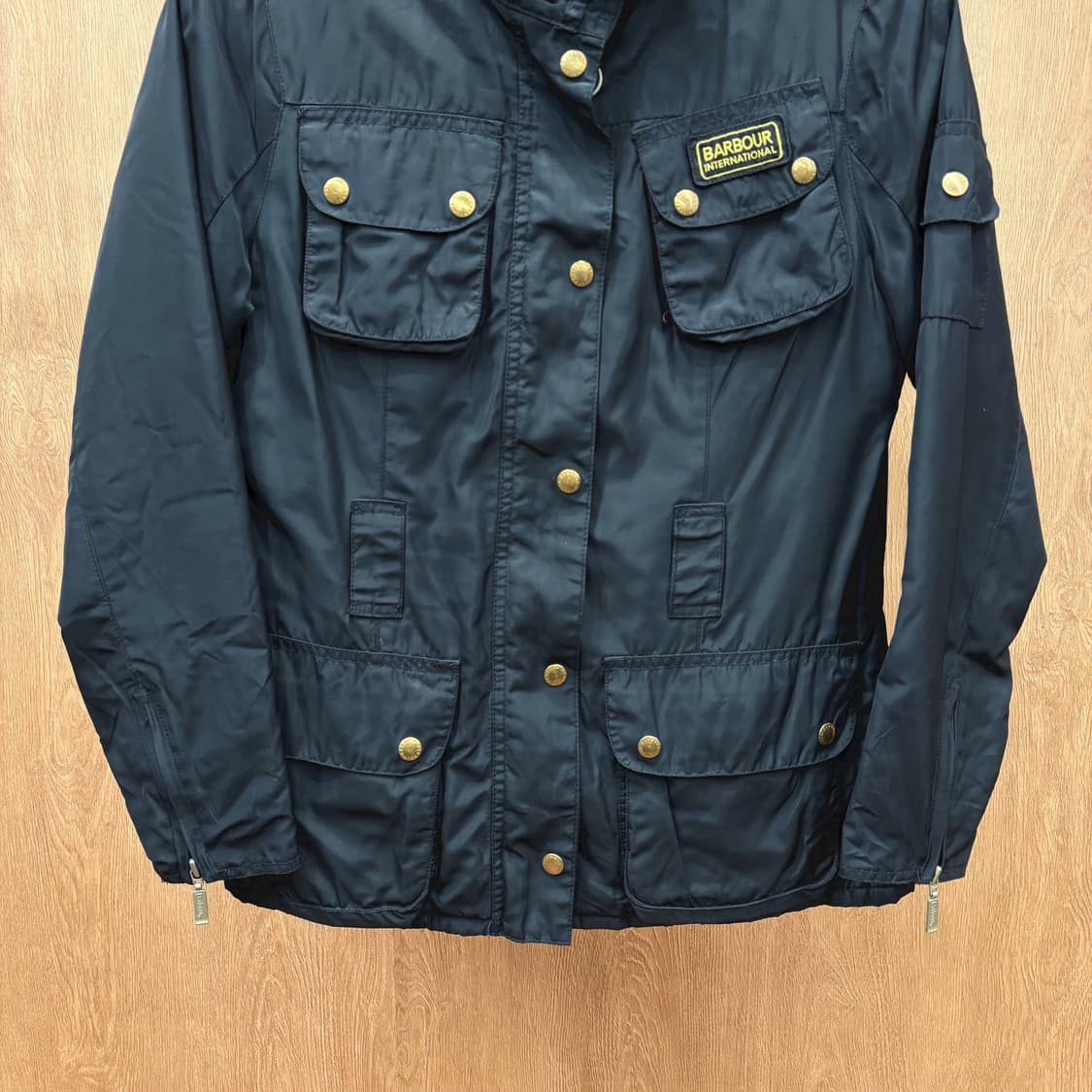 바버 하이넥 자켓 멀티 포켓 로고 자수 패치 슬리브 지퍼 디테일 블랙 상품이미지5