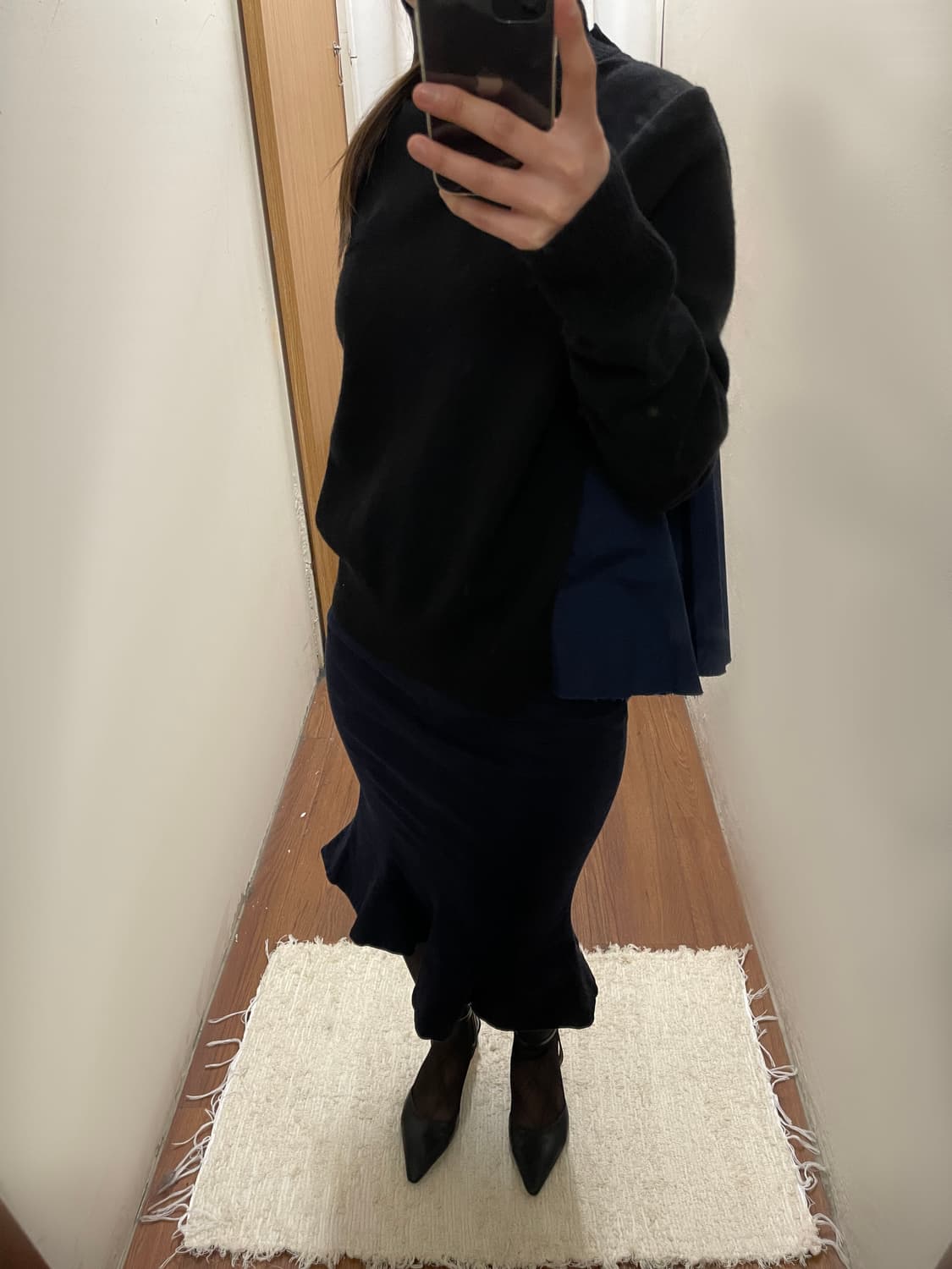 사카이 터틀넥 니트 백 플리츠 셔츠 도팅 레이어드 디테일 블랙 네이비 상품이미지1