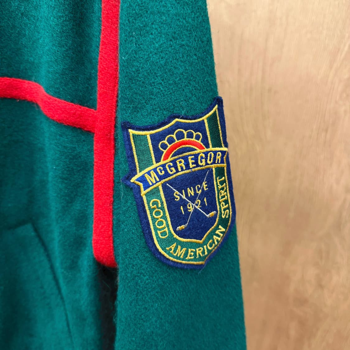 맥그리거 집업 자켓 레드 배색 파이핑 라인 로고 패치 디테일 그린 상품이미지6