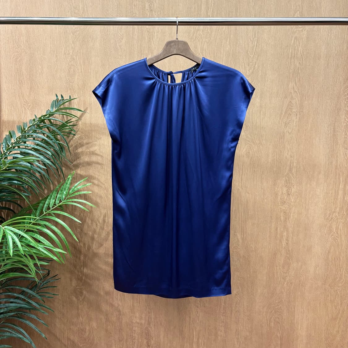 띠어리 캡 슬리브리스 미니 원피스 셔링 드레이프 리본 타이 디테일 블루 상품이미지1