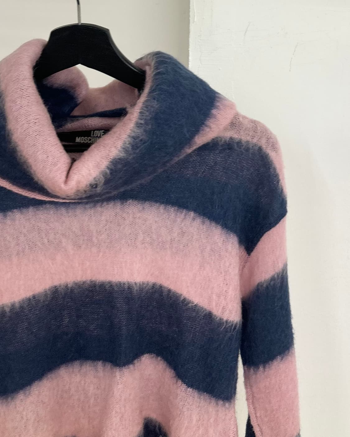 러브 모스키노 네이비 블루 스트라이프 터틀넥 니트  상품이미지4