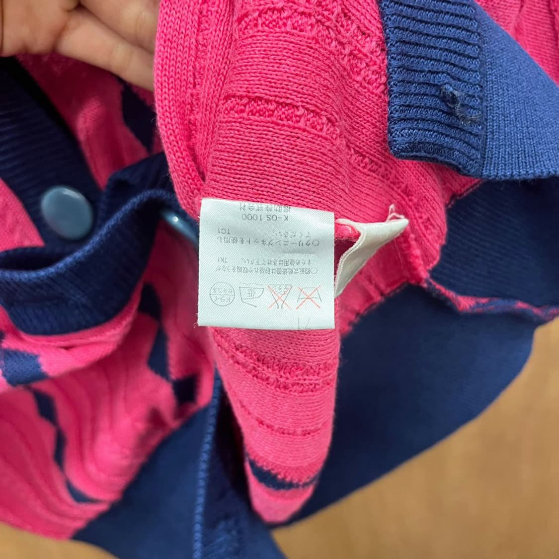 입생로랑 니트 가디건 배색 밑단 커프 아가일 패턴 디테일 핑크 네이비 상품이미지7