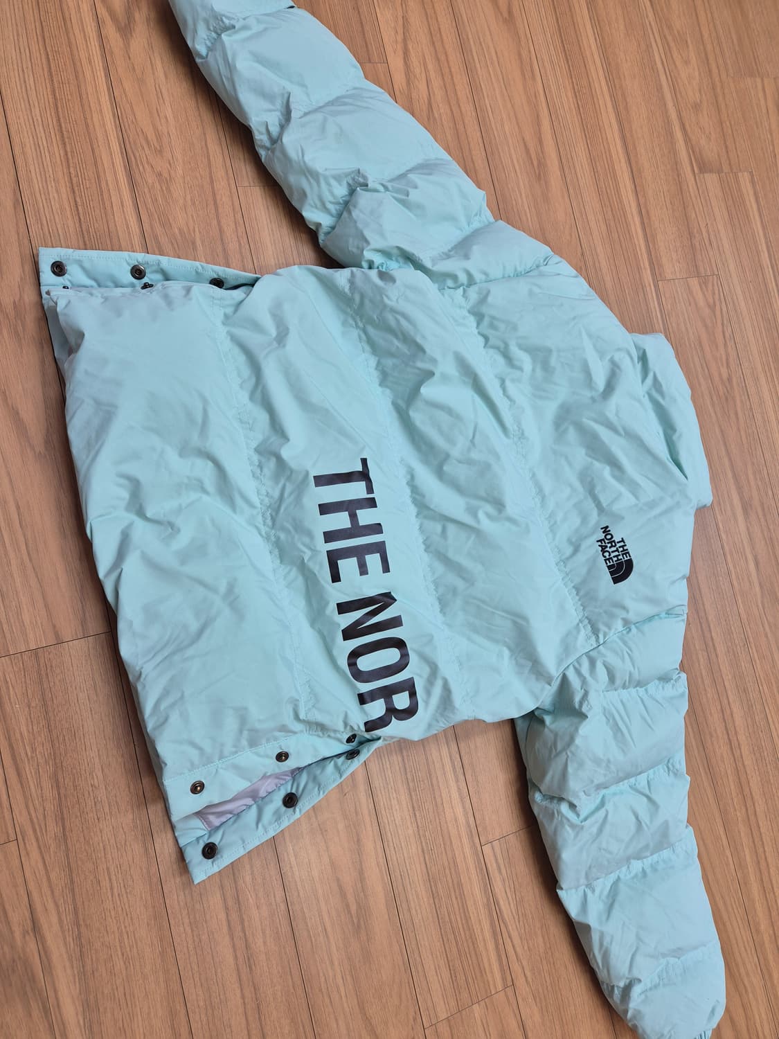 노스페이스 키즈 민트색 숏패딩입니다. 사이즈는 140으로 9~10세 아이 상품이미지2