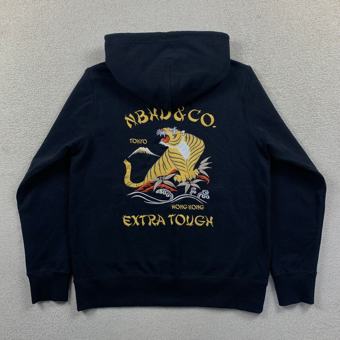 네이버후드 후즈 홍콩 8주년 기념 타이거 자수 후드티 블랙 상품이미지1