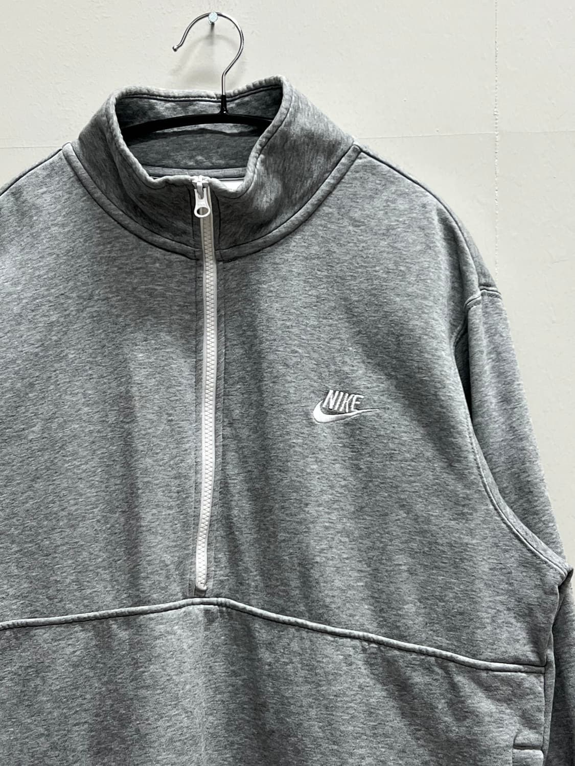 (XXL) 나이키 NSW 클럽 브러쉬드 백 하프 집 그레이 상품이미지3