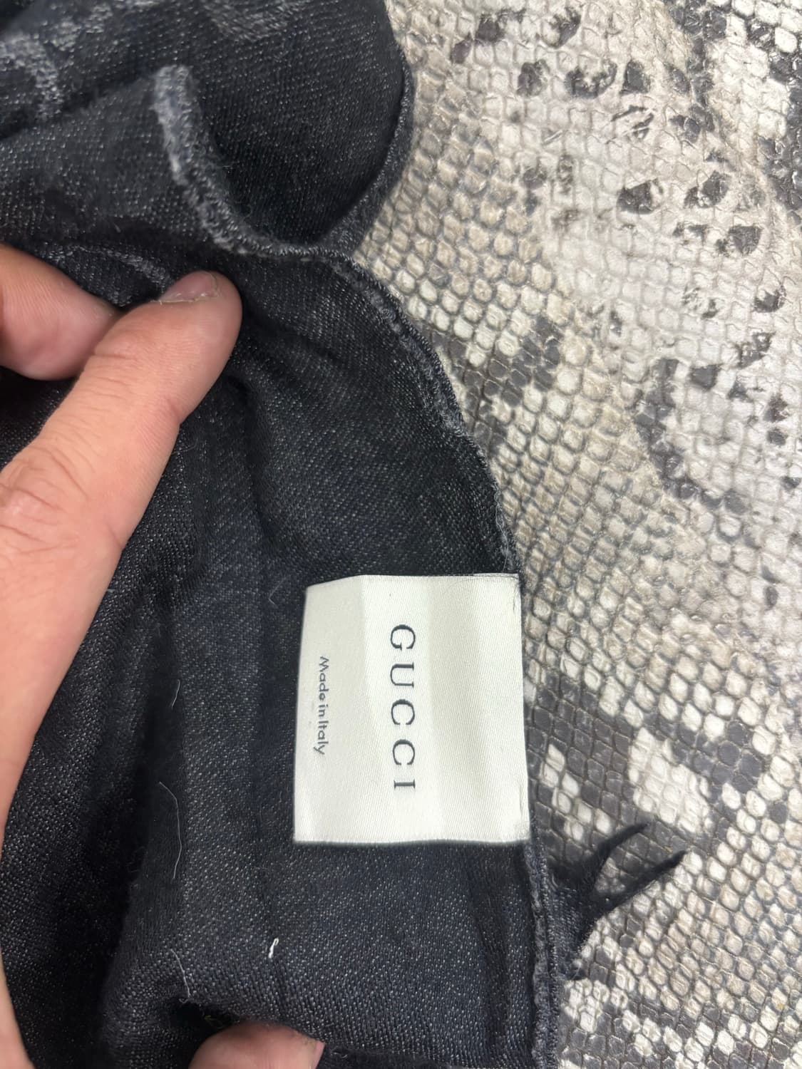 [GUCCI]Logo Print Black Scarf 상품이미지2