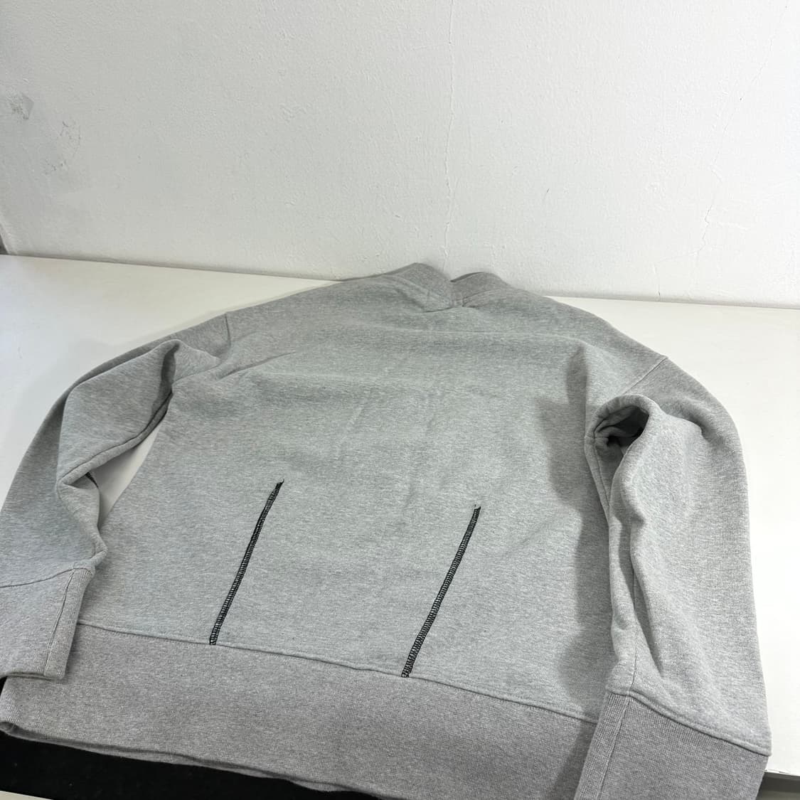 우먼OS 느와 그레이 루즈오버핏 블랙스티치 스웻맨투맨 상품이미지4