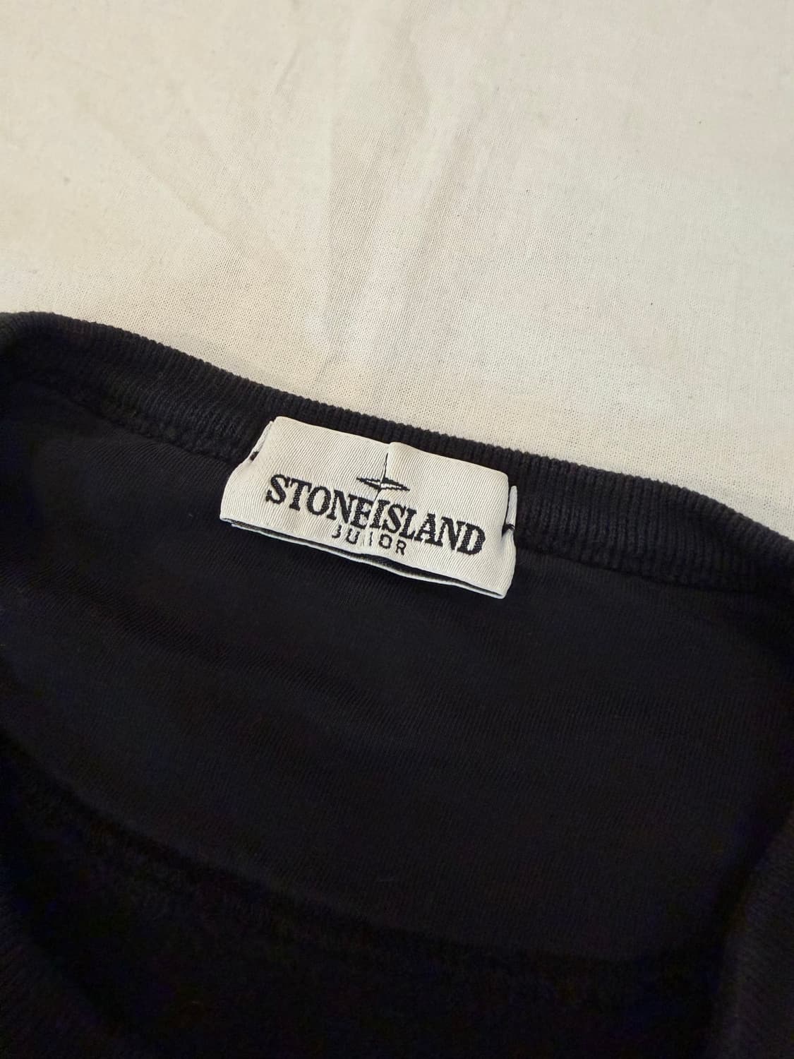 20FW 스톤아일랜드 와펜 크루넥 맨투맨블랙 상품이미지4