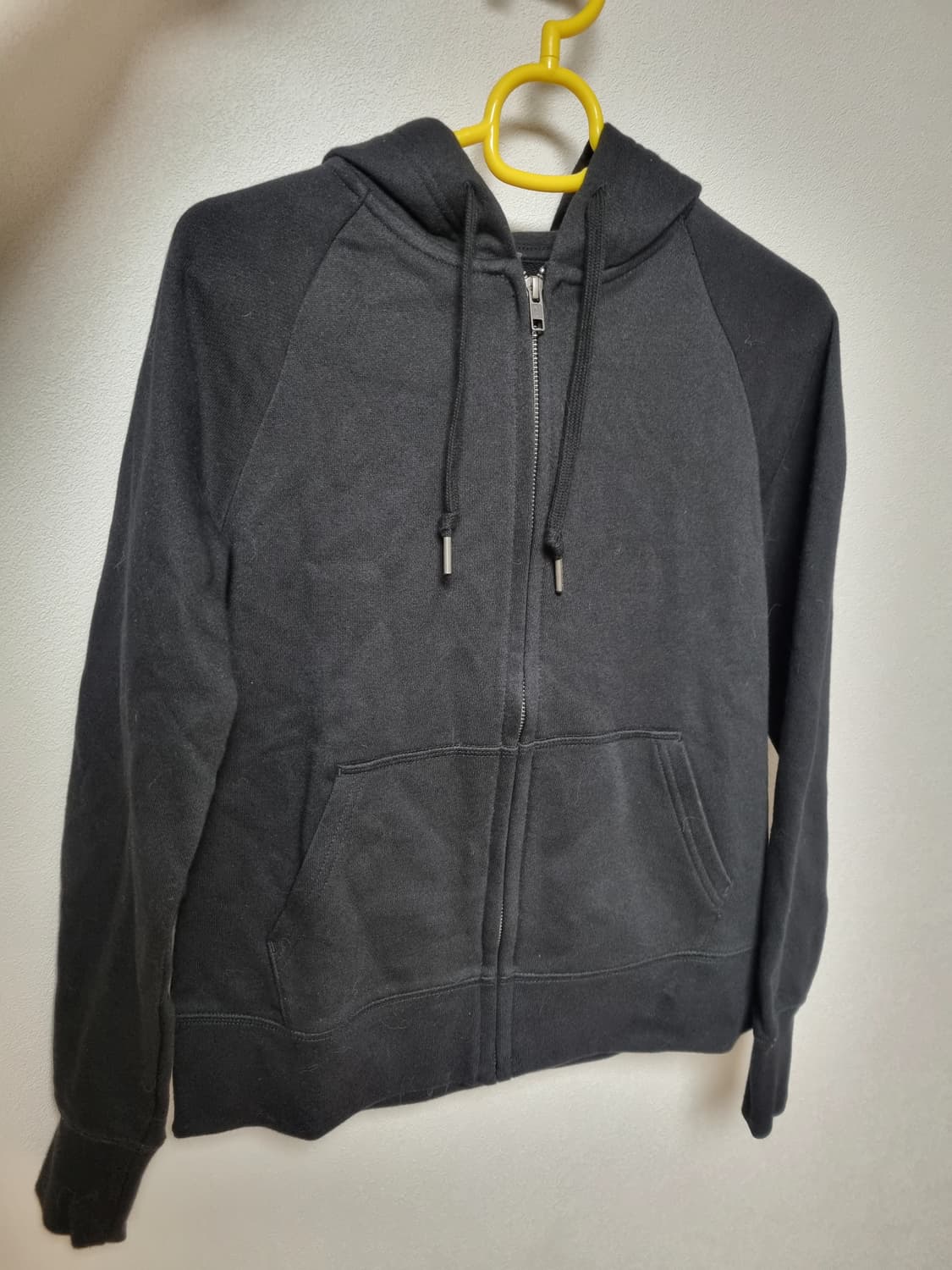 유니클로 검정 후드집업 상품이미지1