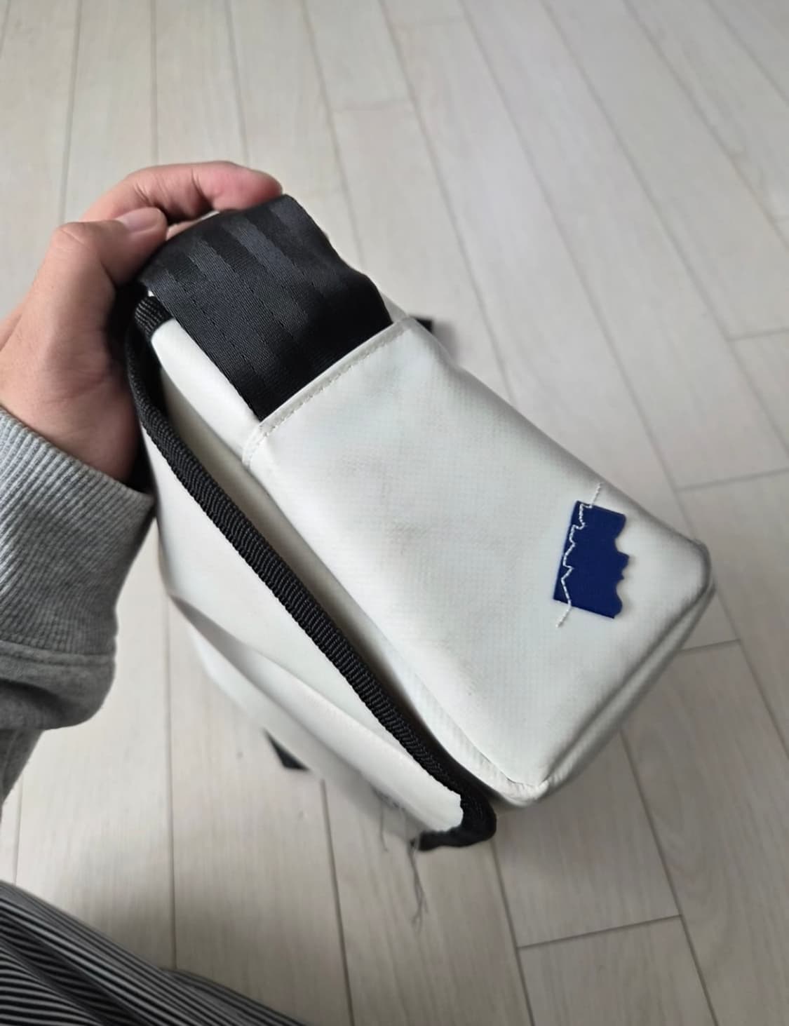 아더에러 트레이스 애드모어 크로스백 화이트 상품이미지5