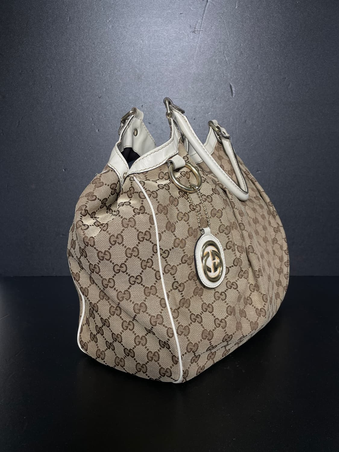 구찌 GG로고 자가드 아이보리 레더 트리밍 금장 수키 토트백 상품이미지2