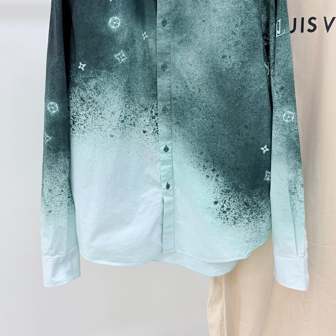 [S급/M] 루이비통 그라데이션 스프레이 모노그램 셔츠 상품이미지3