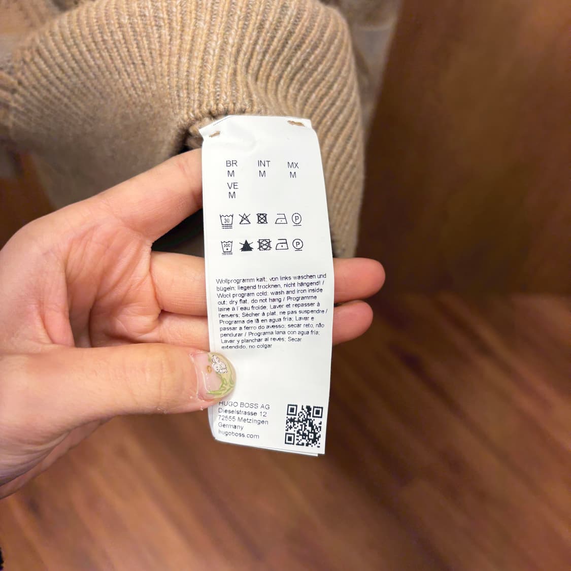 휴고 보스 라운드넥 니트 기하학 패턴 로고 메탈 장식 디테일 베이지 상품이미지8