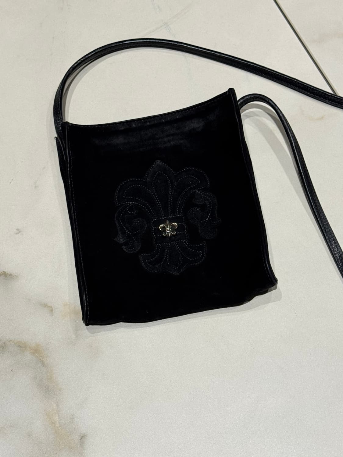 크롬하츠 스웨이드 플레어 참 크로스백 상품이미지2