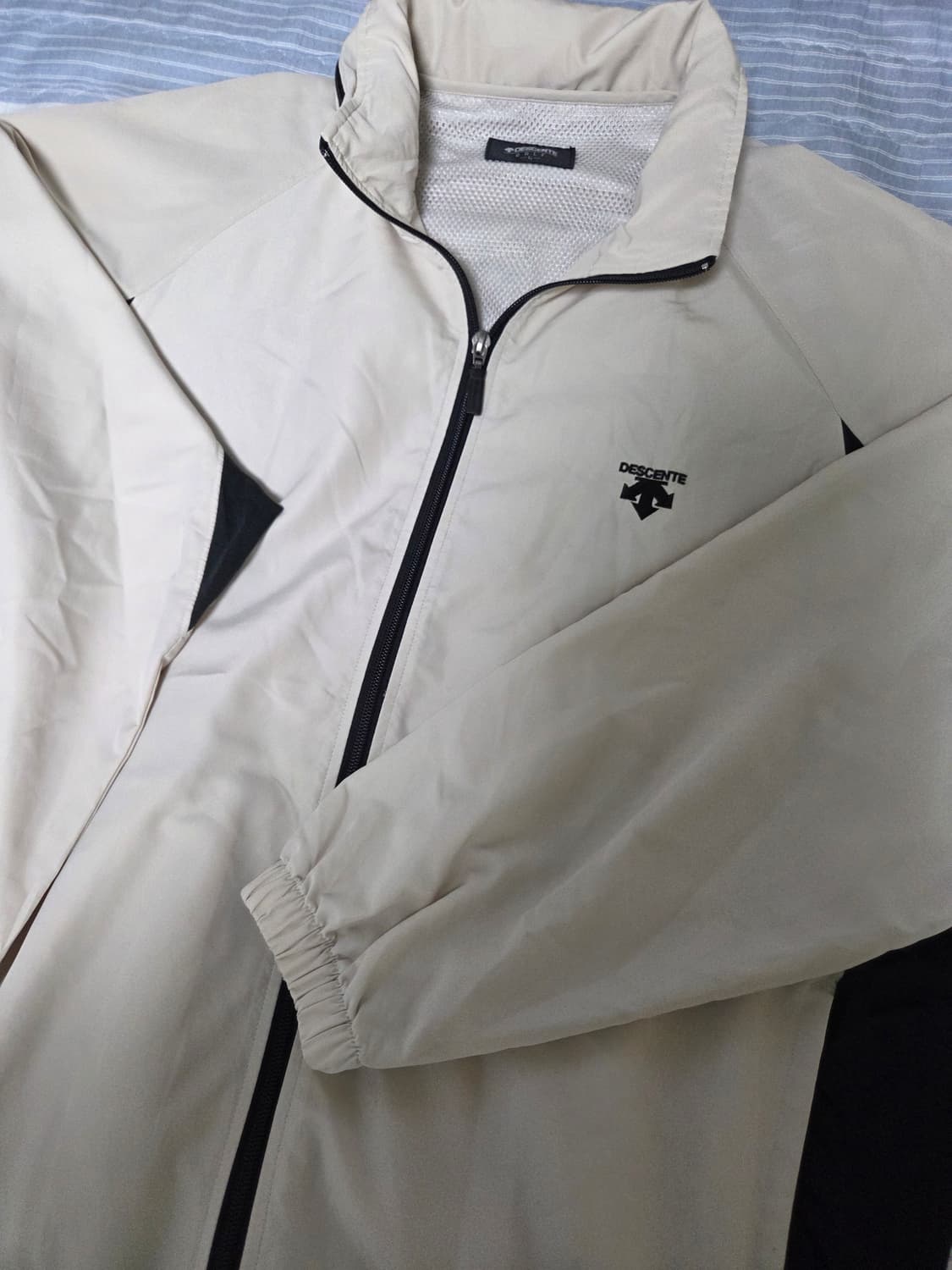 데상트 아이보리 후들후들 바람막이 상품이미지1