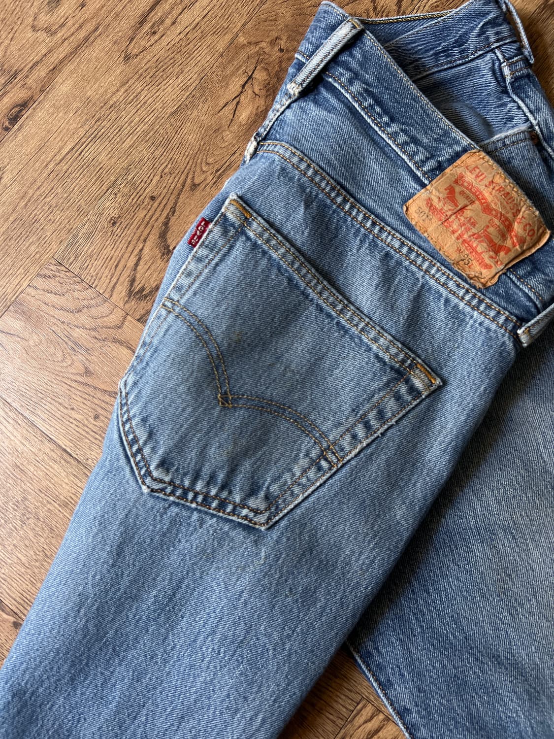 [35]리바이스 501 더티워싱 스트레이트 데님 팬츠 상품이미지7