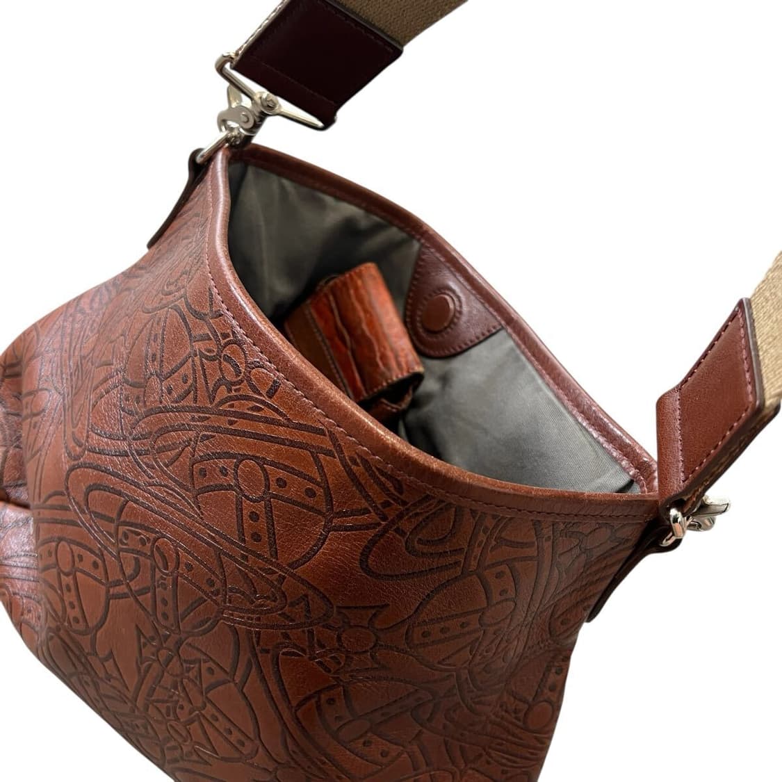 비비안 웨스트우드 로고 패턴 소가죽 숄더백 상품이미지4