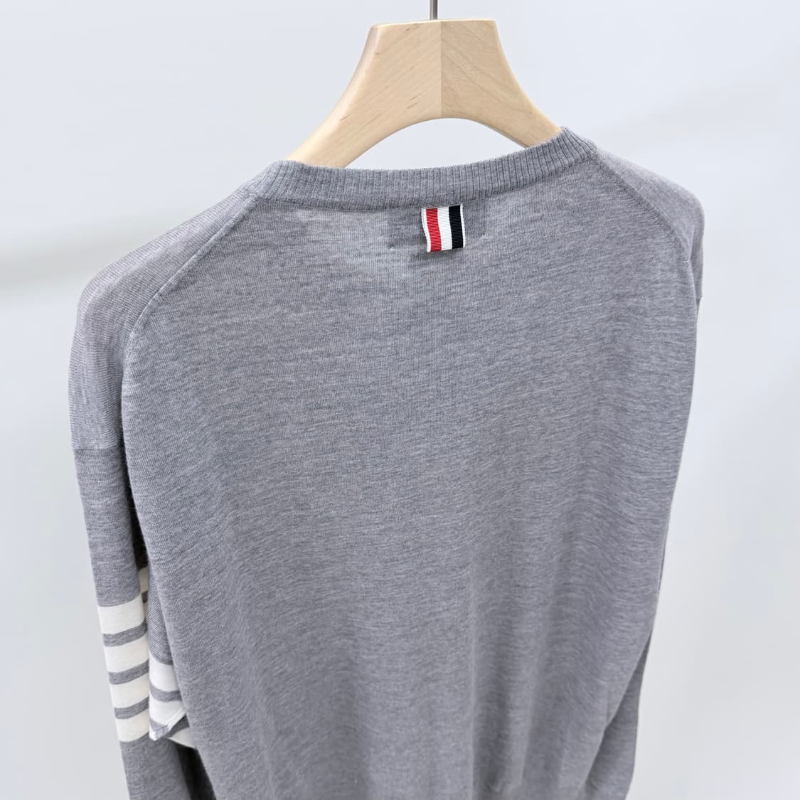 [S+급/5] 톰브라운 사선완장 메리노 울 니트 그레이 상품이미지6