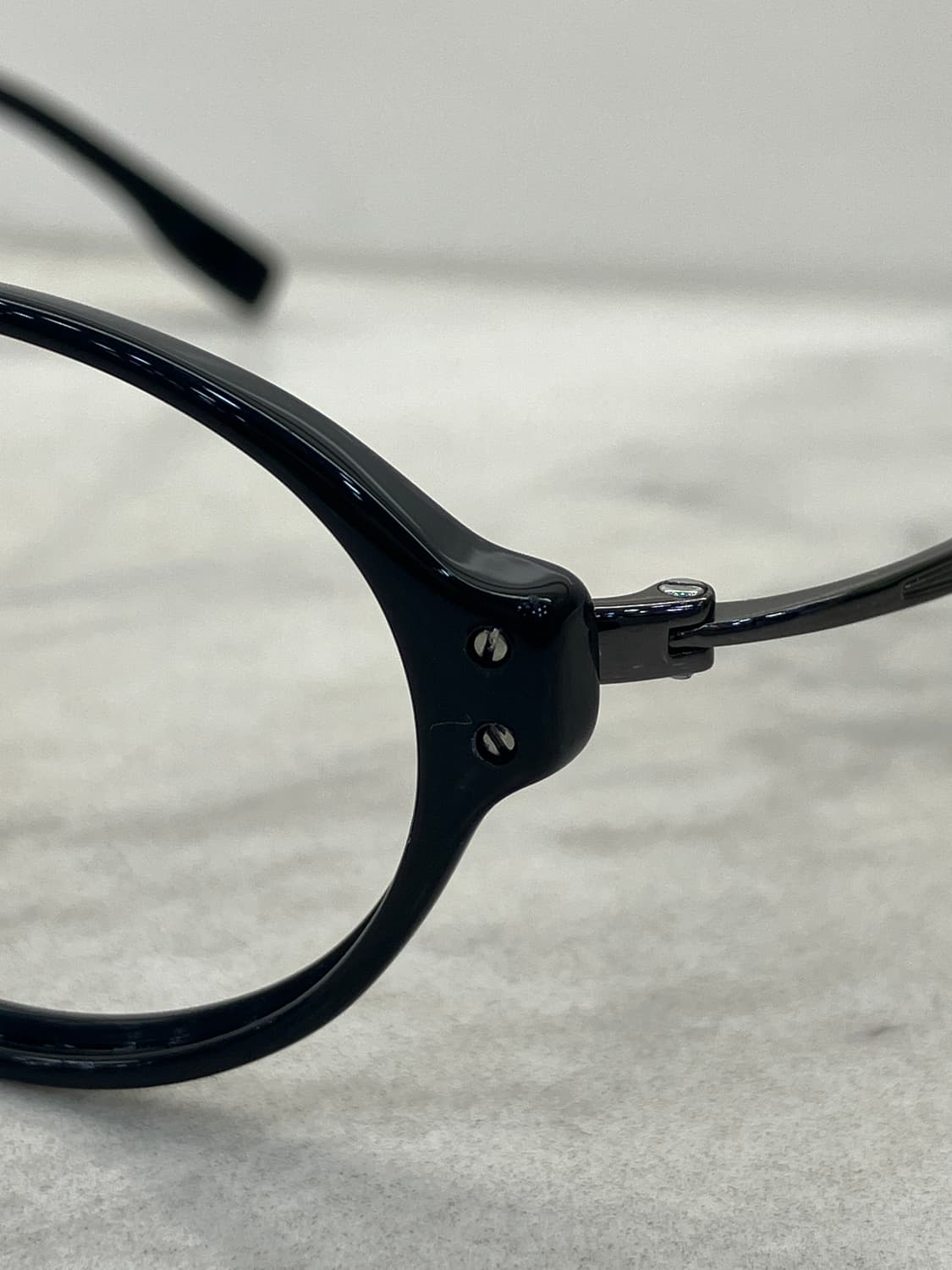 앤서니 브라운 Anthony Brown 블랙 메탈렉 오벌 뿔테 안경 상품이미지9