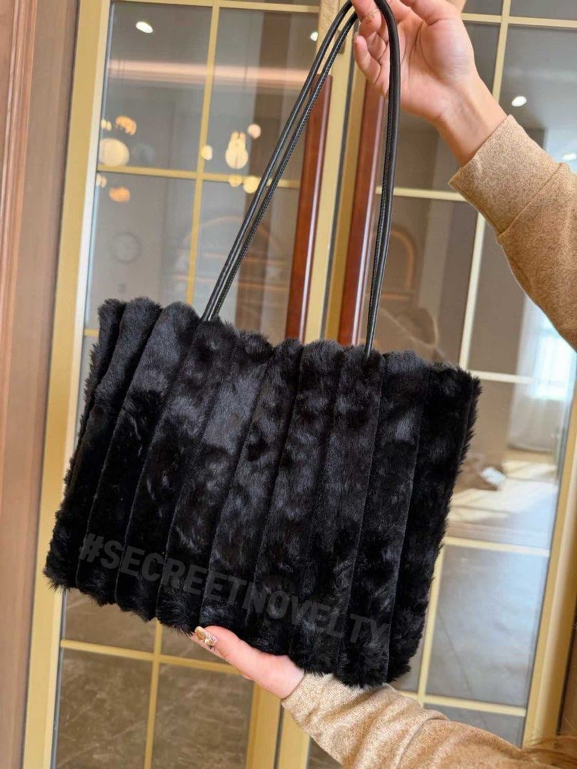 프라다뷰티 퍼 숄더백 블랙 VIP 기프트백 상품이미지4