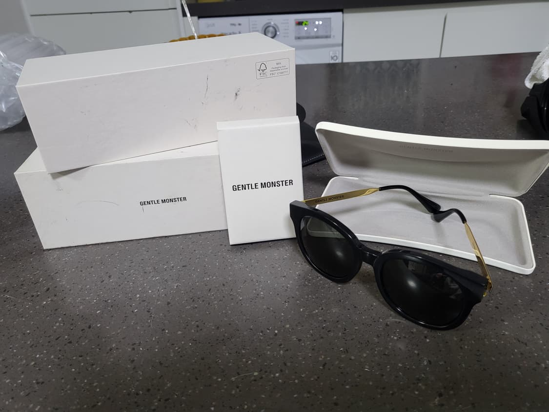 (무료배송)젠틀몬스터 블랙&골드 선글라스 풀세트 구성 상품이미지6