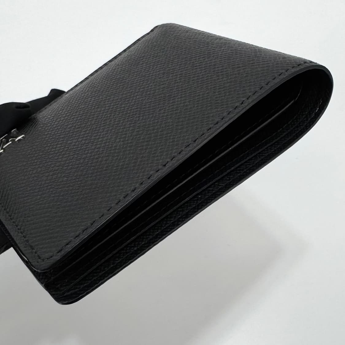 루이비통 LV 로고 타이가 반지갑 블랙 (M30295) 상품이미지10