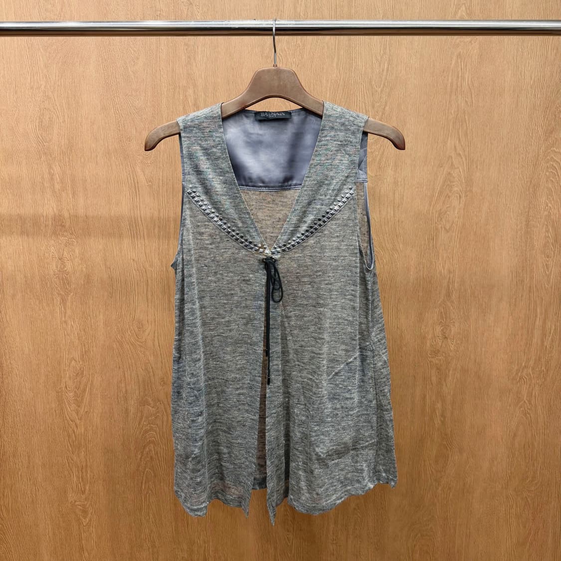 발망 슬리브리스 가디건 오픈형 스트랩 클로징 사이드 포켓 디테일 그레이 상품이미지2