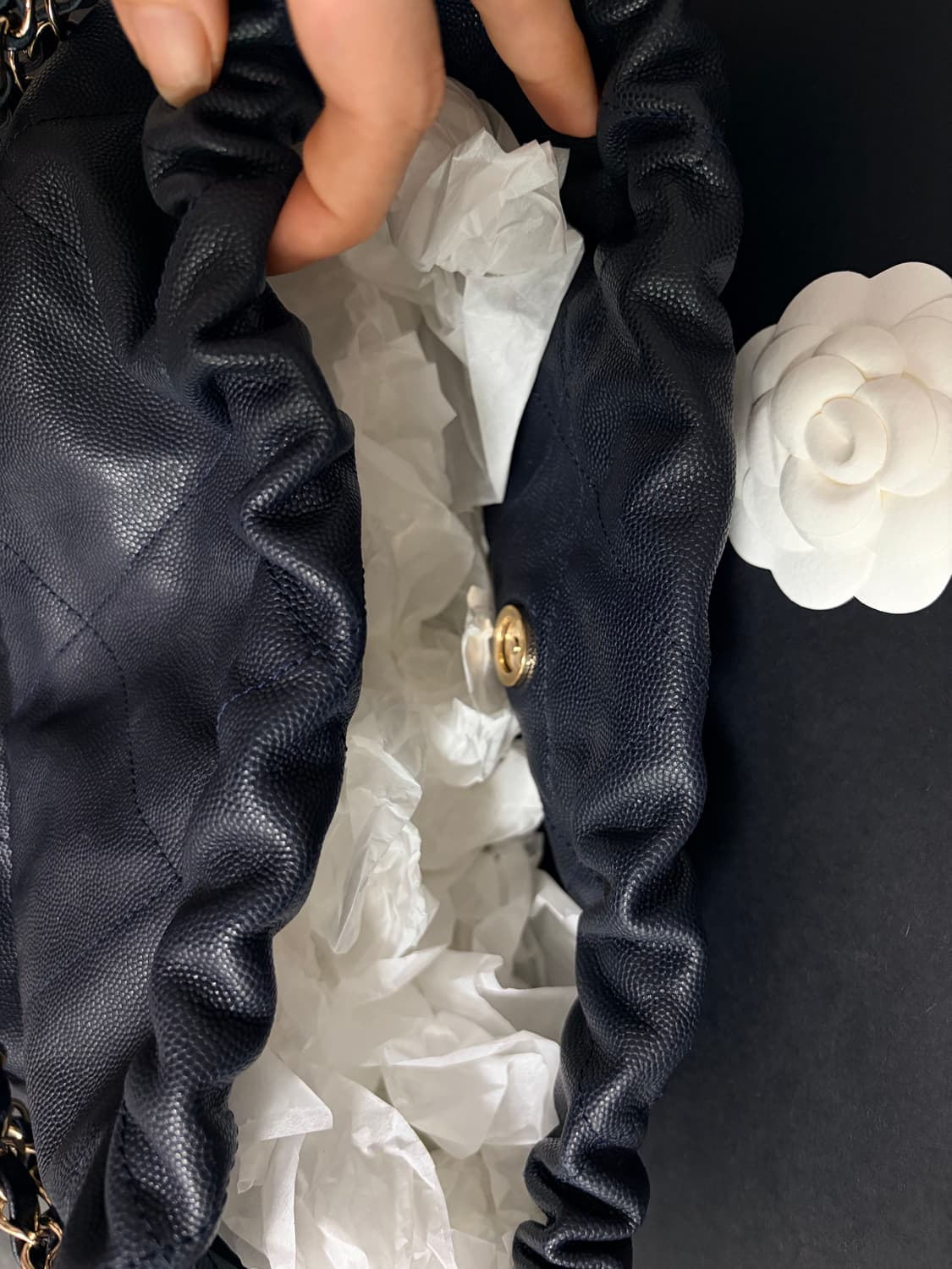 샤넬 22백 캐비어 다크네이비 미디움 상품이미지2