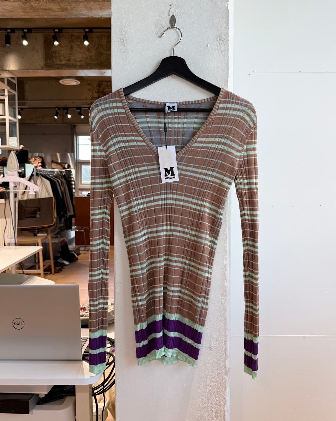 미쏘니 브라운 스트라이프 브이넥 니트  상품이미지2