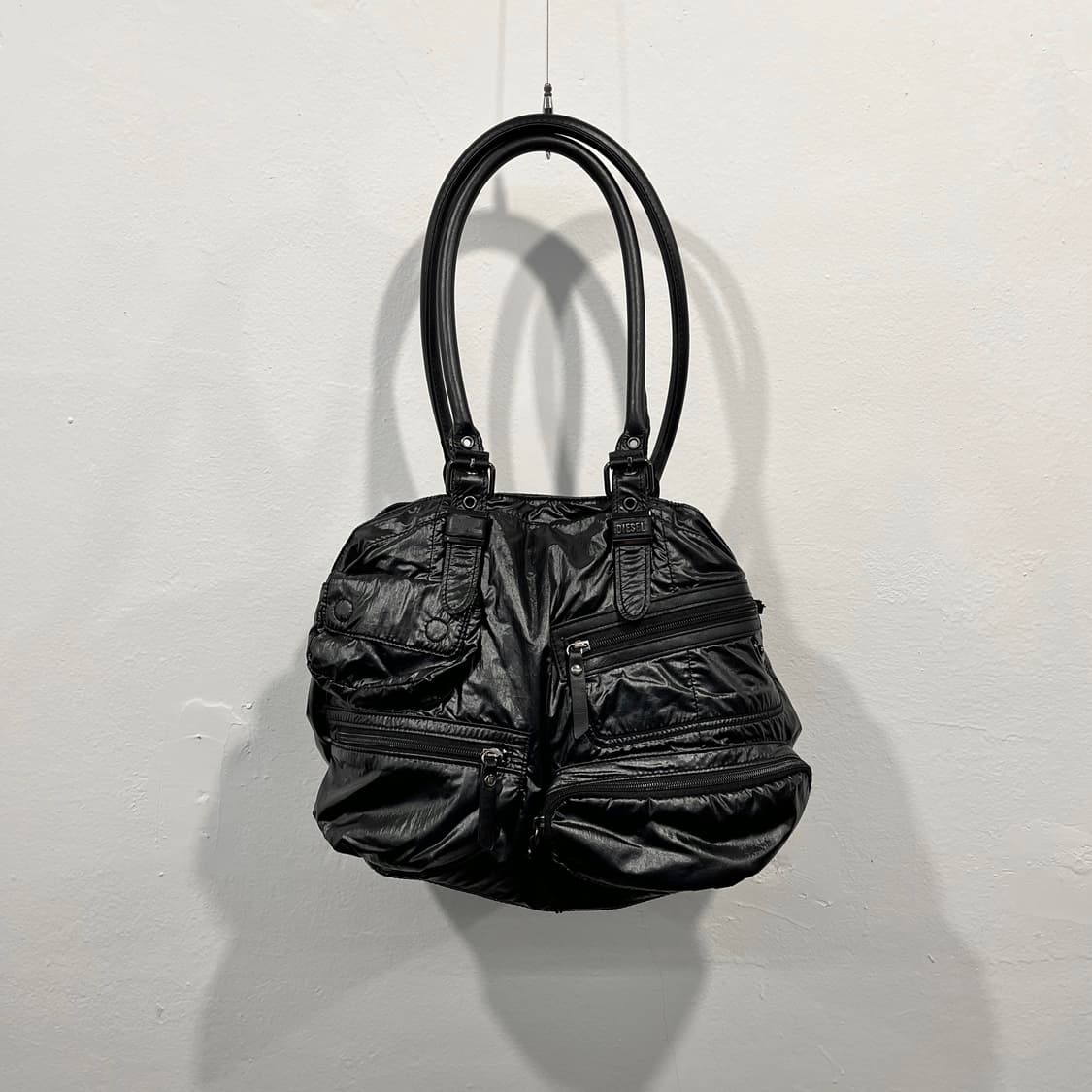 디젤 멀티포켓 글로시 숄더백 블랙 상품이미지2