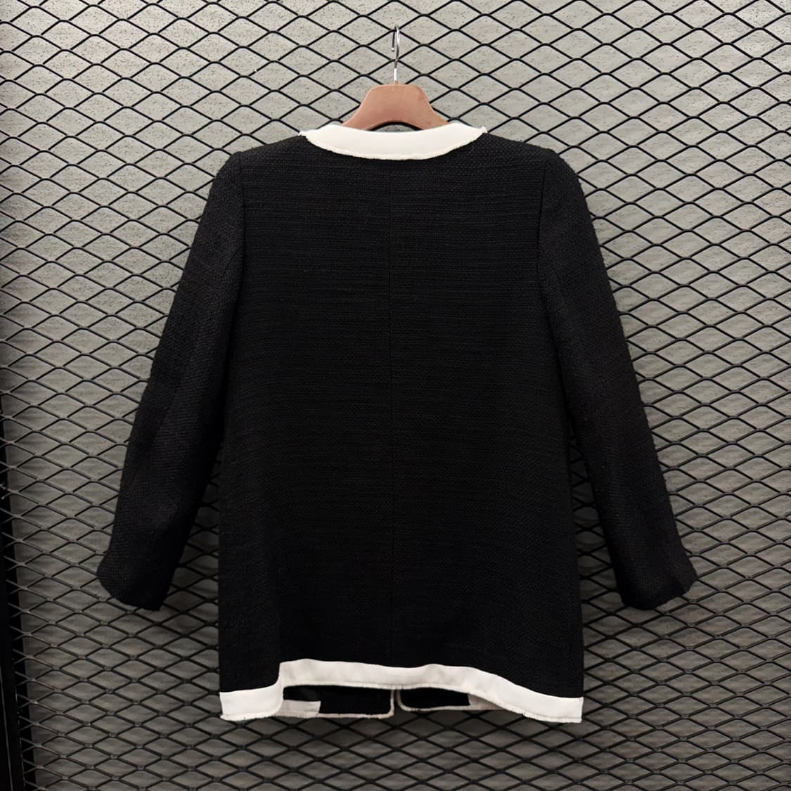 MIXXO 클래식 트위드 자켓 그레이빙 버튼 넥라인 프린지 디테일 상품이미지3