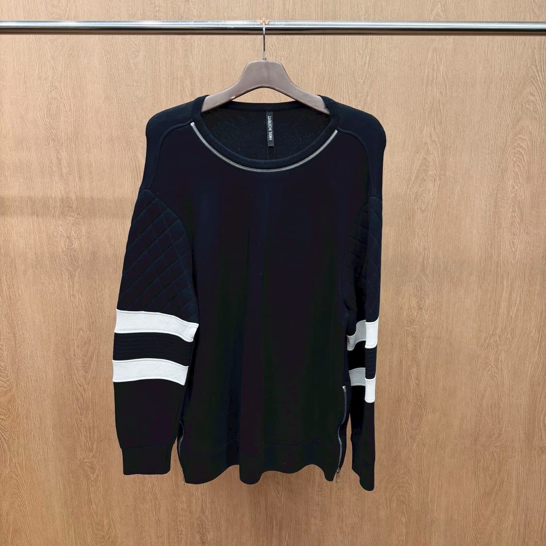 닐 바렛 맨투맨 스트라이프 배색 메탈 지퍼 다이아 퀄팅 패널 디테일 블랙 상품이미지2