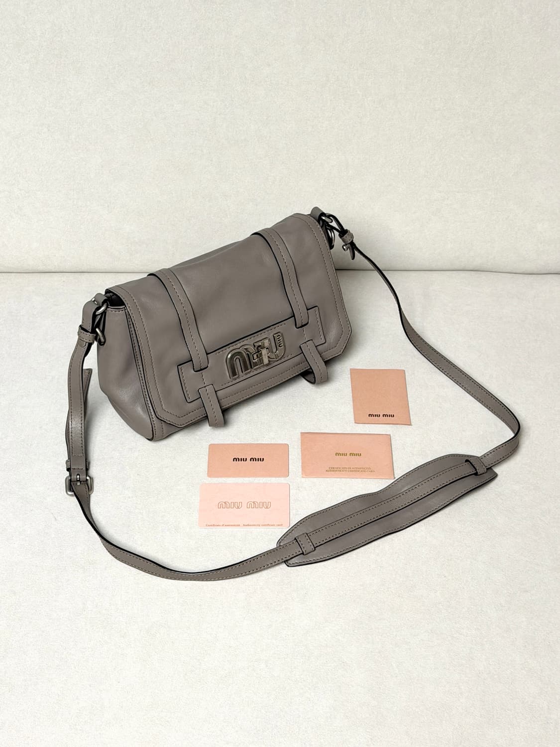 미우미우 시티 카프스킨 로고 락 플랩 크로스백 상품이미지1
