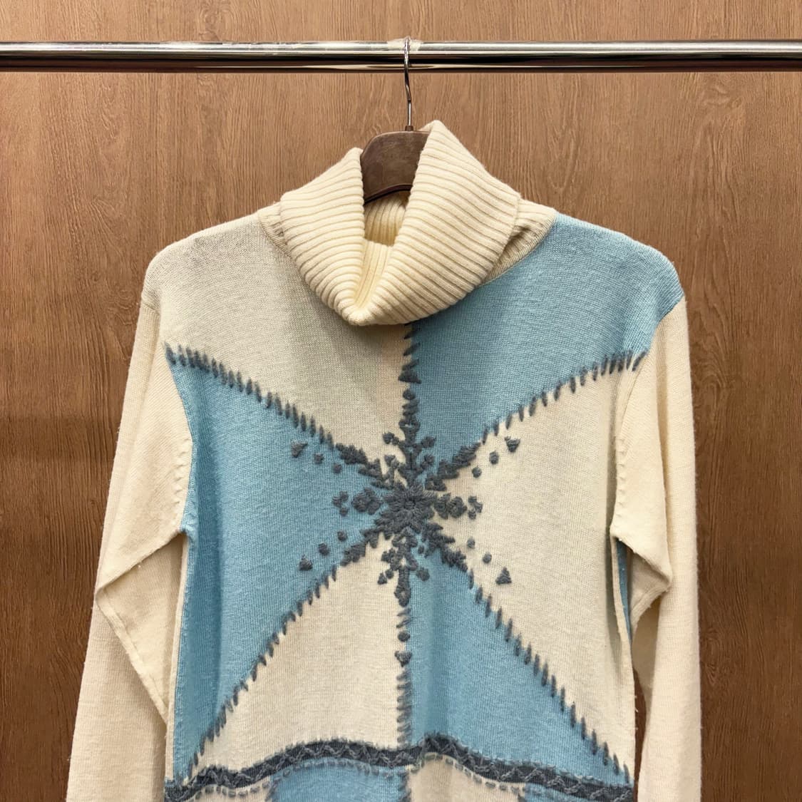 꾸레쥬 터틀넥 긴팔 니트 블루 눈꽃 노르딕 패턴 스티치 디테일 아이보리 상품이미지4