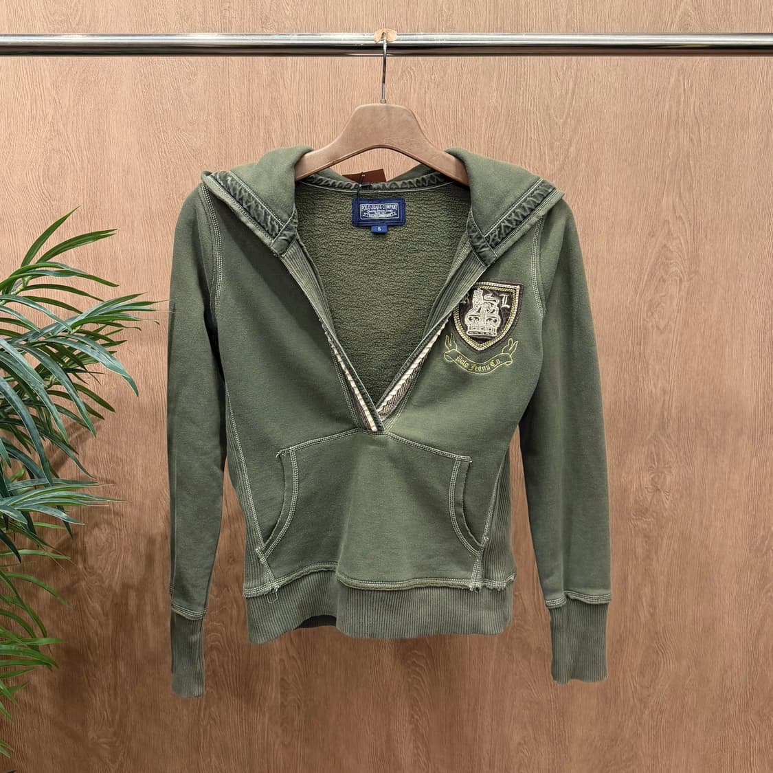 폴로 진스 컴퍼니 후드티 딥 브이 슬릿 크레스트 패치 디테일 슬림핏 카키 상품이미지1