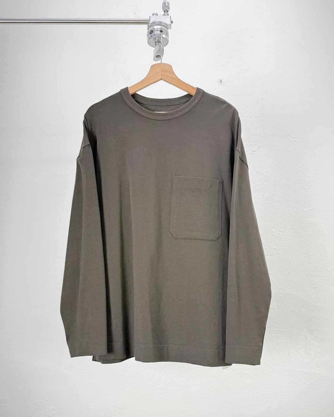 르메르 카키 원 포켓 롱 크루넥 슬리브리스 상품이미지1