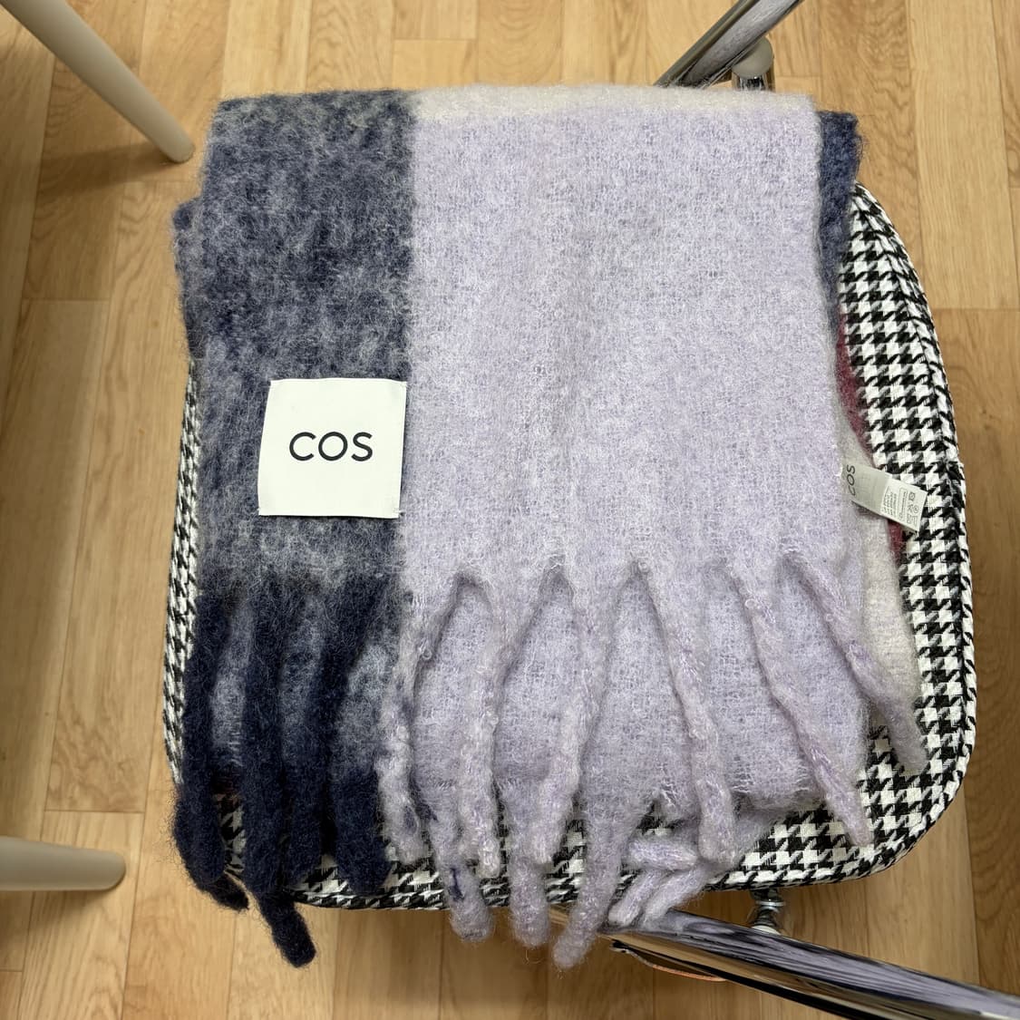 cos 프린지드 모헤어 머플러 레드 라일락 체크  상품이미지2