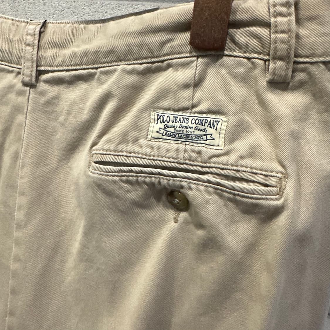 폴로진스 투턱 스트레이트 치노팬츠 후면패치 디테일 베이지 상품이미지7