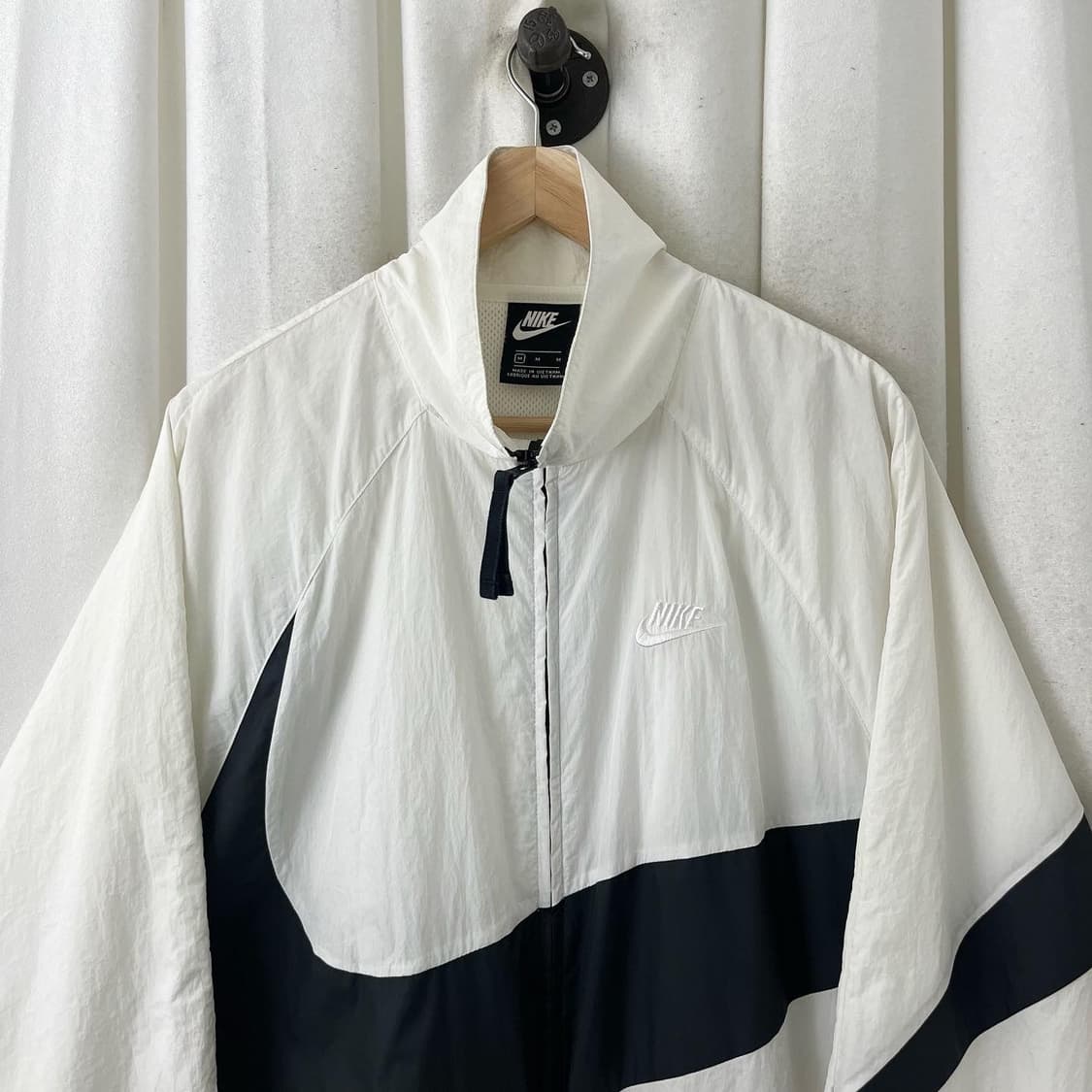 나이키 화이트 블랙 빅스우시 윈드브레이커 상품이미지2