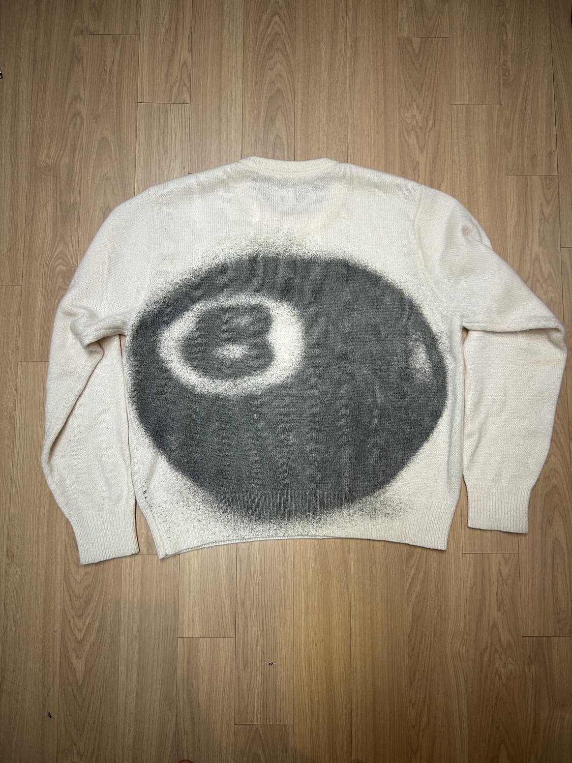[M] 스투시 8볼 스프레이 아이보리 스웨터 상품이미지2