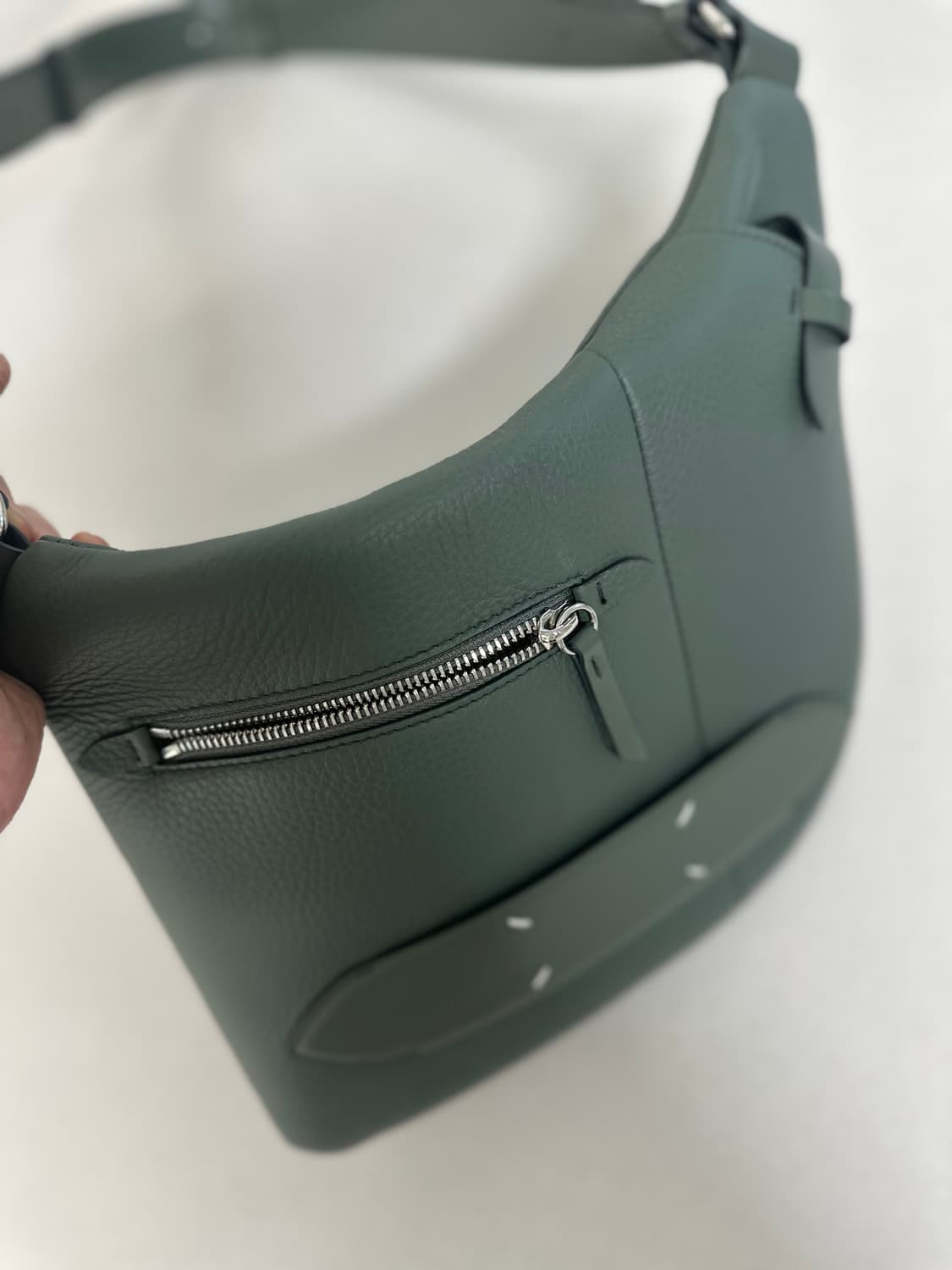 마르지엘라 5AC 온바디 크로스백 1회착 카키컬러 상품이미지2