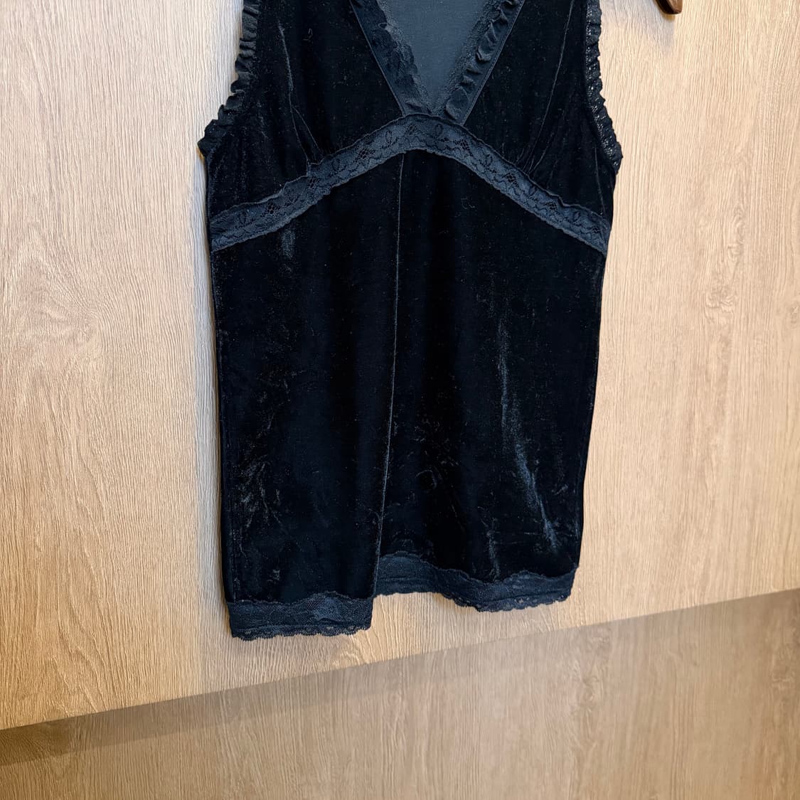 빈티지 브이넥 벨벳 슬리브리스 탑 레이스 프릴 트리밍 디테일 블랙 상품이미지4