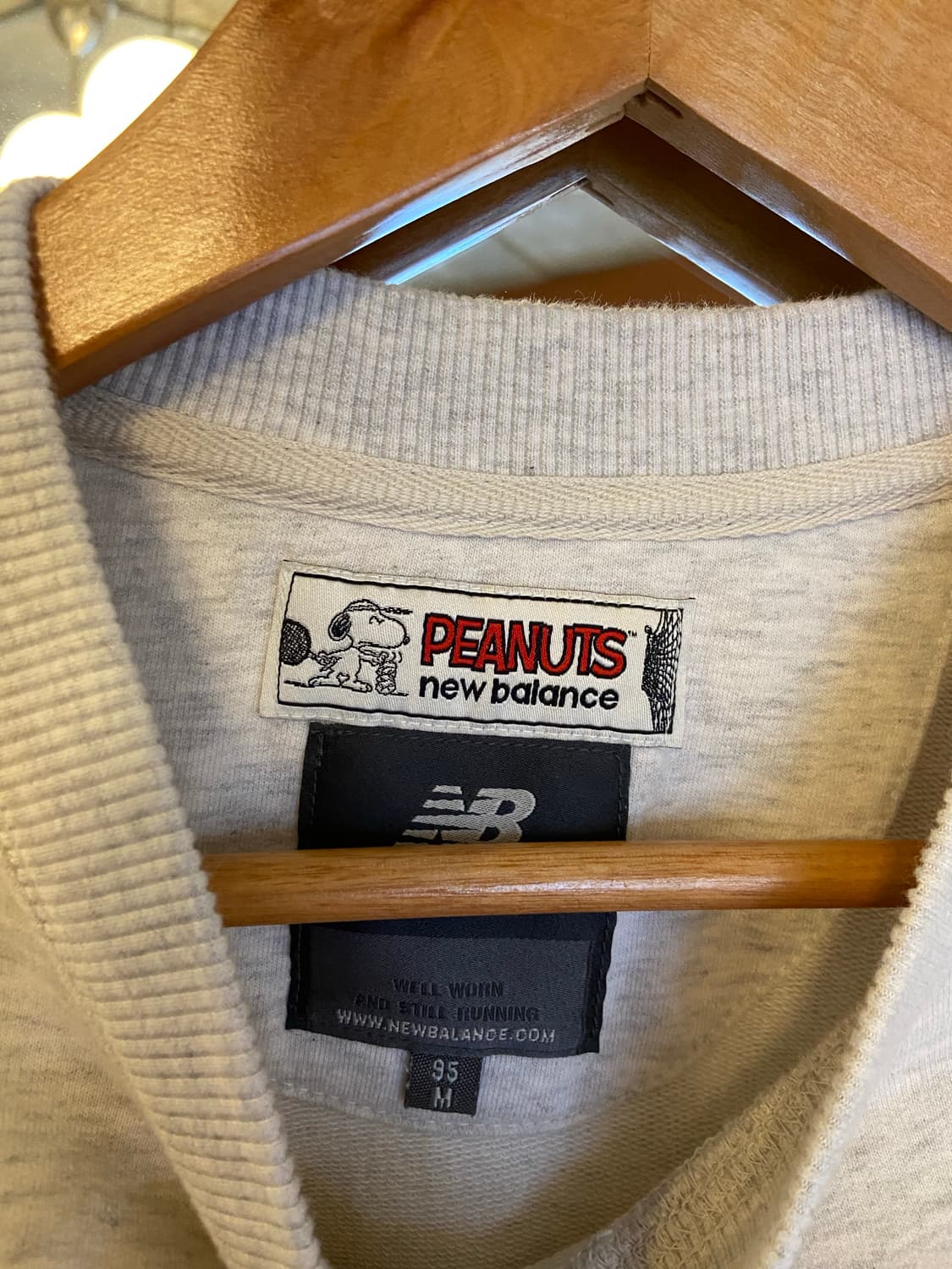 뉴발란스x스누피 맨투맨 상품이미지3