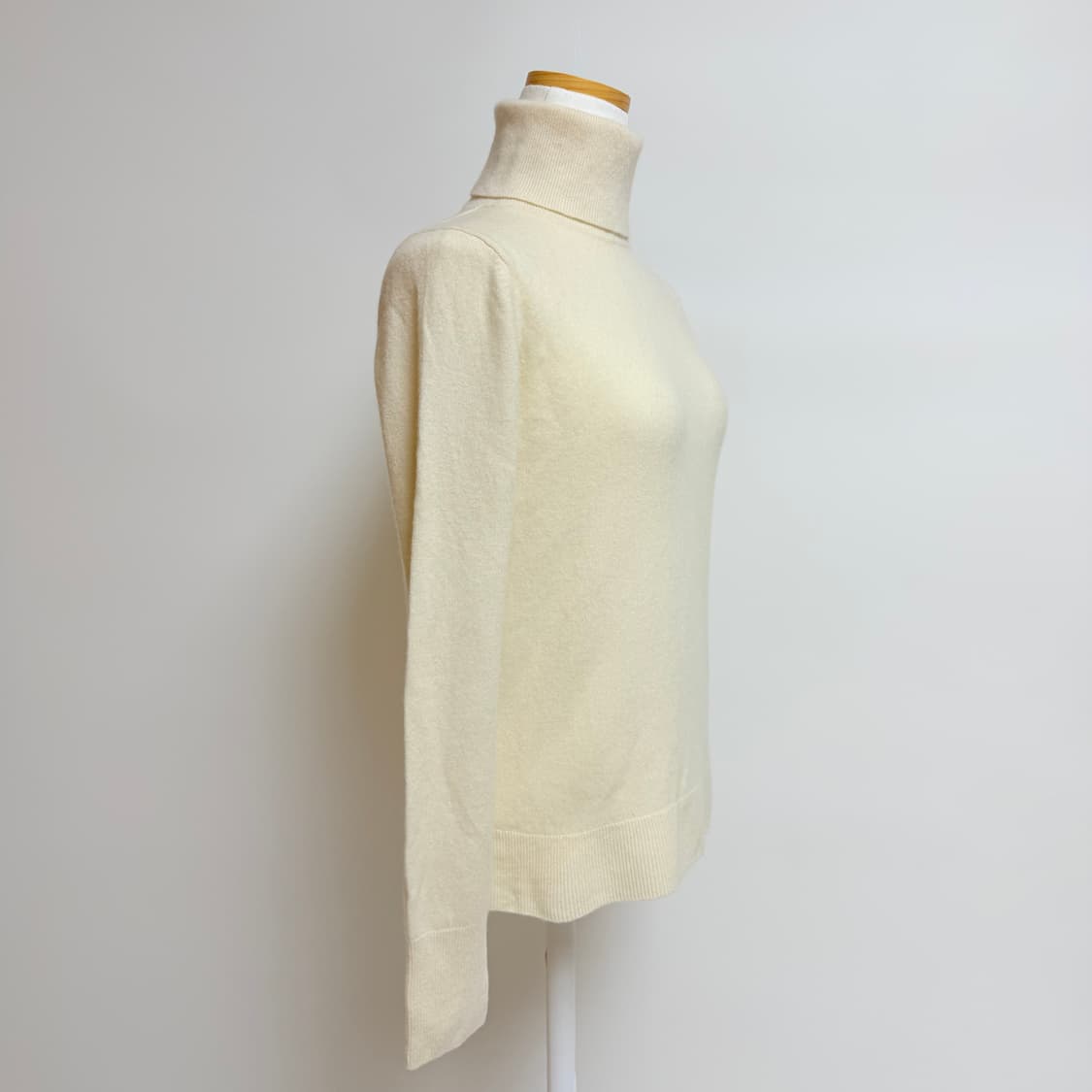 [캐시미어 100%] Size L 유니클로 터틀넥 목폴라 아이보리 니트 상품이미지2