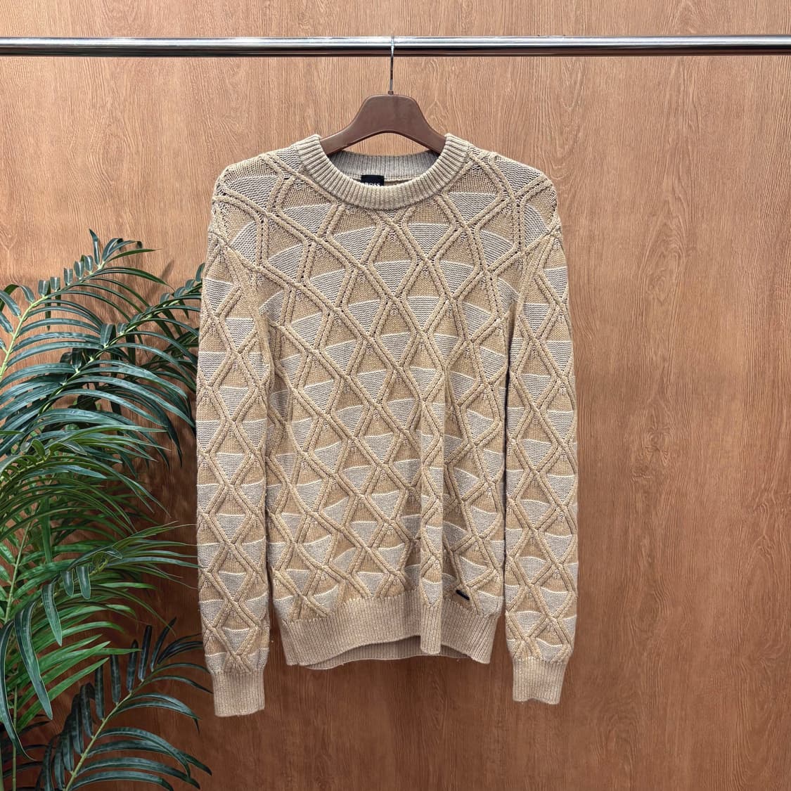 휴고 보스 라운드넥 니트 기하학 패턴 로고 메탈 장식 디테일 베이지 상품이미지1