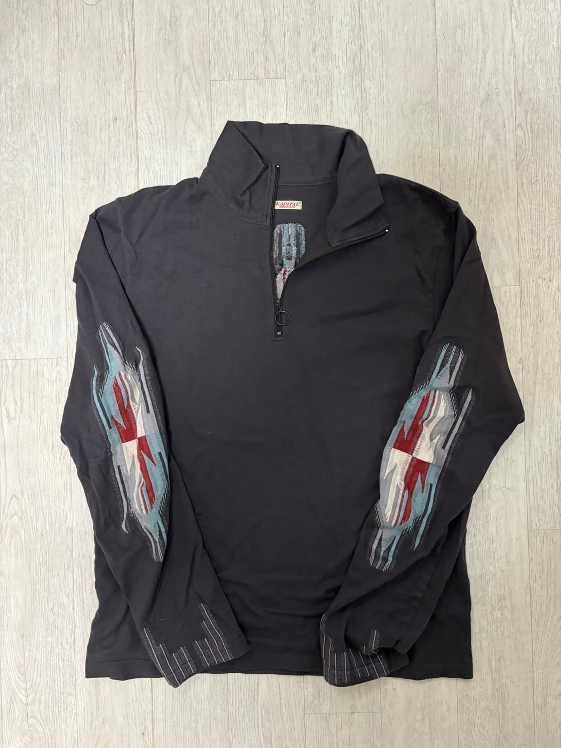 캐피탈 오르테가 저지 하프 집 롱슬리브 티셔츠 차콜 상품이미지1